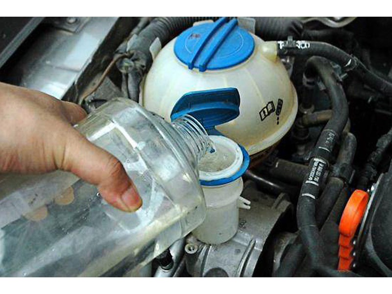 汽車(chē)送水救援