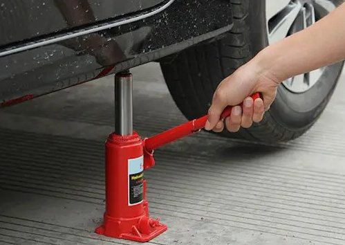 汽車救援提示千斤頂?shù)氖褂檬马?xiàng)